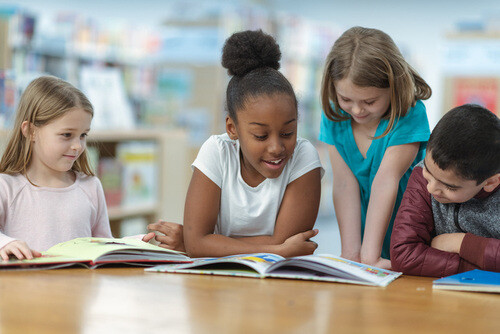 4 children reading